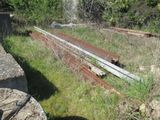 un rail de train posé dans l'herbe