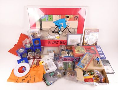 une boîte remplie de jouets et de livres posée sur une surface blanche
