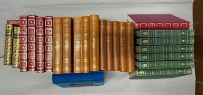un grand nombre de livres posés sur une table