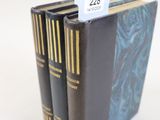 trois livres empilés les uns sur les autres