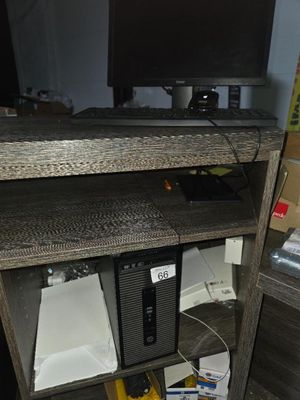 une photo d'un bureau d'ordinateur sur lequel est posé un ordinateur