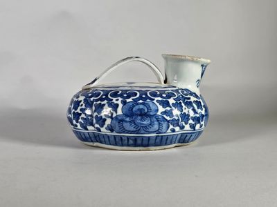 un vase bleu et blanc avec une anse sur une table
