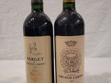 deux bouteilles de vin posées l'une à côté de l'autre sur une table