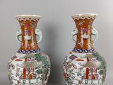 paire de vases chinois avec personnages assis sur une table