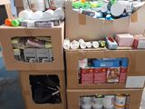 un carton rempli de fournitures, posé sur une palette