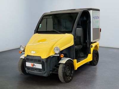 un petit véhicule jaune garé dans une grande pièce