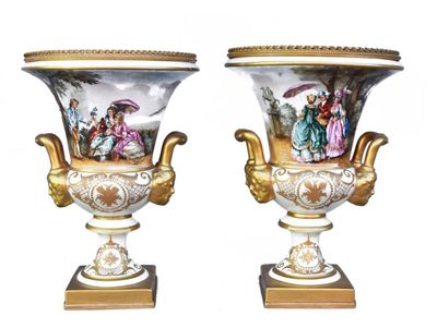 Paire de vase Médicis en porcelaine à décor de scène galante…