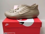 la chaussure est posée sur la boîte, sur la table