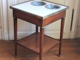 une petite table sur laquelle sont posés deux bols