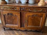 une armoire en bois sur laquelle sont posées de nombreuses assiettes
