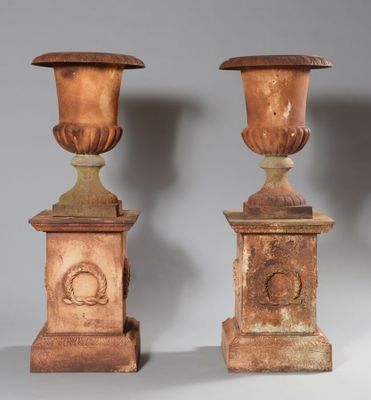 paire d'urnes françaises en terre cuite du XIXe siècle, sur socles