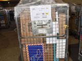 un chariot sur lequel sont posées des cartons, dans un entrepôt