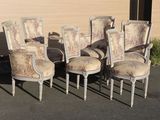 several chairs are lined up in a row in front of a building