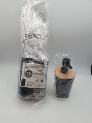 une bouteille de vin et un sachet de chocolats posés sur une table