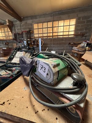 une table sur laquelle sont posés de nombreux outils