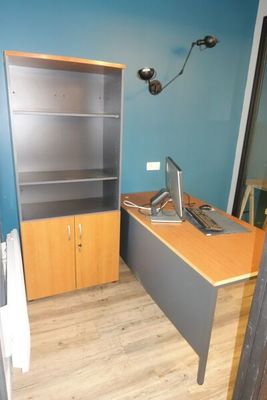 un bureau avec un ordinateur dans le coin d'une pièce