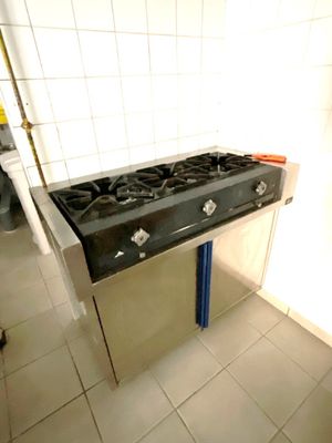 une image d'une cuisine avec une cuisinière et un évier
