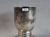 une coupe en argent posée sur une table