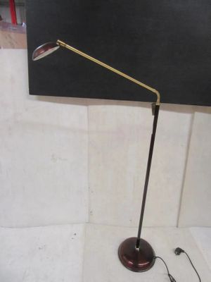 une lampe posée sur une table à côté d'un mur