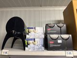 une étagère sur laquelle sont posés des verres à vin et des cartons de vin