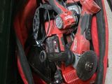un sac rempli d'outils posé par terre