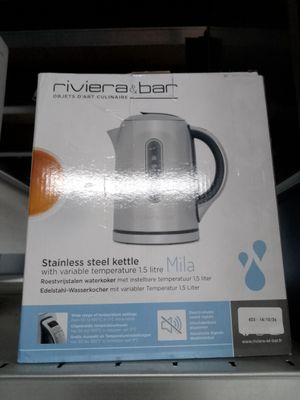 emballage d'une bouilloire en acier inoxydable posée sur une étagère dans un magasin