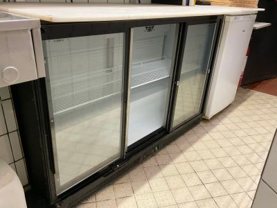 une photo d'un réfrigérateur dans une cuisine professionnelle