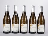 six bouteilles de vin sont alignées dans une rangée