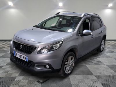 la voiture argentée est garée dans la pièce au sol en damier