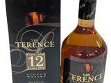 l'image d'une bouteille de whisky posée à côté d'une boîte