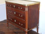 une petite commode en bois avec un plateau en verre