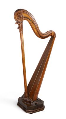 une vieille harpe en bois posée sur un support, sur fond blanc
