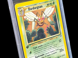 La carte Pokémon se trouve dans un étui en plastique transparent sur fond noir.