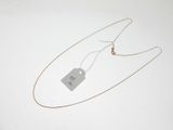 gros plan d'un collier auquel est attachée une étiquette
