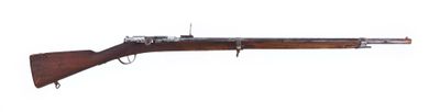 un vieux fusil avec un canon en bois sur fond blanc