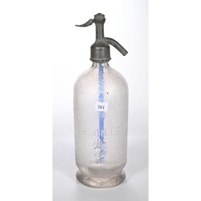 une bouteille en verre transparent ornée d'une ligne bleue