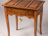 une vieille table en bois sur laquelle est posée une clochette