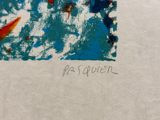 une photo d'une œuvre d'art posée sur une table