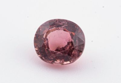 des tourmalines roses sur un fond blanc