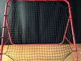 une photo représentant un filet de baseball posé sur une table en bois