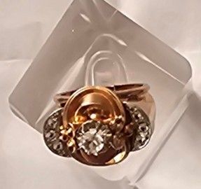 une boîte transparente contenant un anneau à l'intérieur