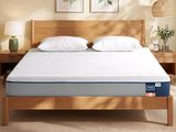 un lit sur lequel est posé un matelas dans une pièce