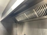 une hotte en acier inoxydable dans une cuisine professionnelle