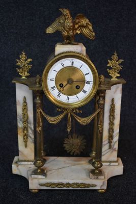 Pendule portique en marbre blanc coiffée d'un aigle aux aile…