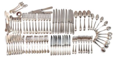 un assortiment d'argenterie comprenant des fourchettes, des cuillères et des cuillers