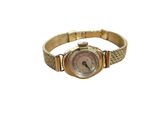 Image d'une montre-bracelet de femme sur fond blanc