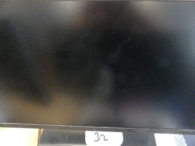 une photo d'un téléviseur à écran plat posé sur un meuble