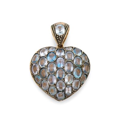 une image représentant un pendentif en forme de cœur orné de pierres bleues et blanches