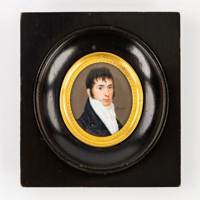 portrait d'un jeune homme en costume noir et chemise blanche