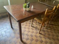 4 tables en bois à un tiroir de quatre places